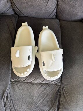 Shark Slides - Lightweight Comfort